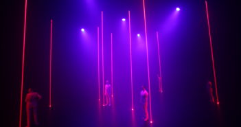 Une scène de la pièce Les employés, mise en scène, lumière et scénographie Cédric Delorme-Bouchard © Simon Gauthier