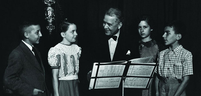 Le fondateur du CMM, Wilfrid Pelletier, entouré d'élèves