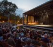 Le Théâtre de Verdure, qui a été rénové en 2022, offre une programmation éclectique au cœur du parc La Fontaine. Crédit photo: Ville de Montréal.
