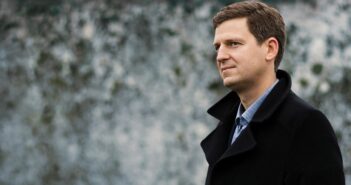 The album cover for Sibelius: Violin Concerto, Serenades, Humoresques, Earnest Melodies, Suite, featuring a photo of James Ehnes.