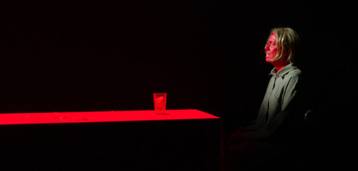 La pièce Autobiographie du rouge est présentée à l’Espace Go. Photo Maxim Paré Fortin.