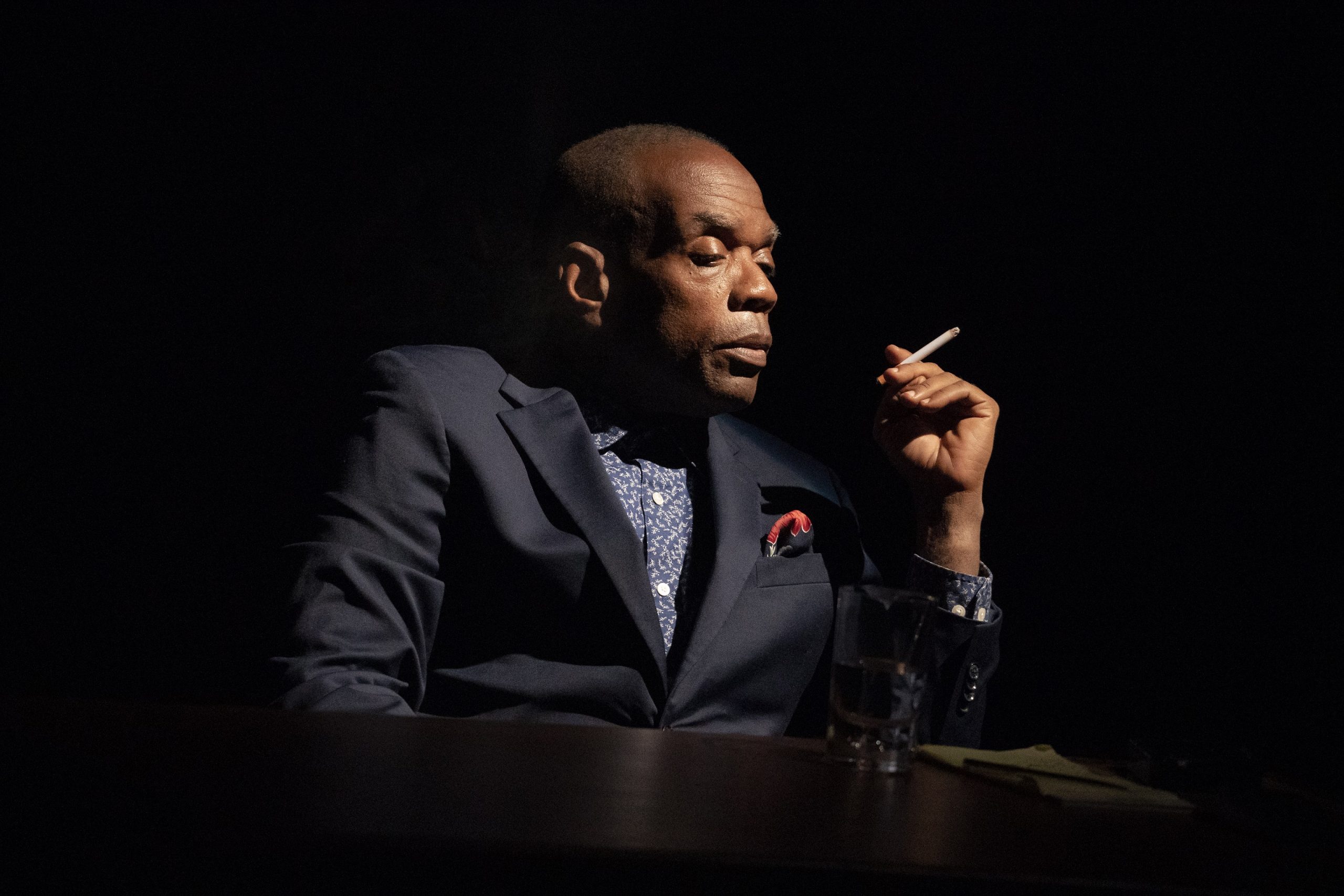 Greig Sargeant incarne James Baldwin. Crédit photo Joan Marcus