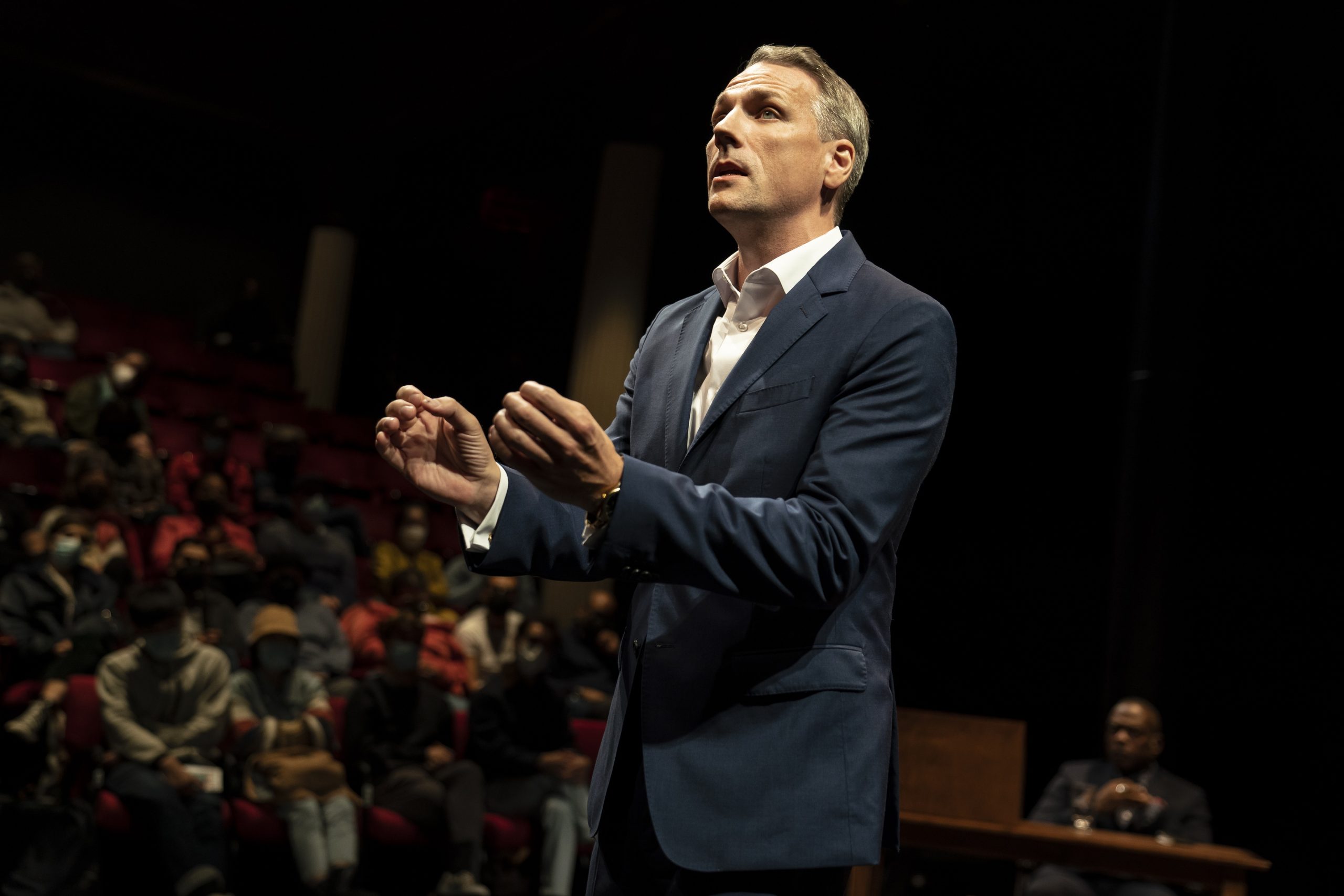 Ben Williams personnifie un William F. Buckley délicieusement détestable. Crédit photo Joan Marcus
