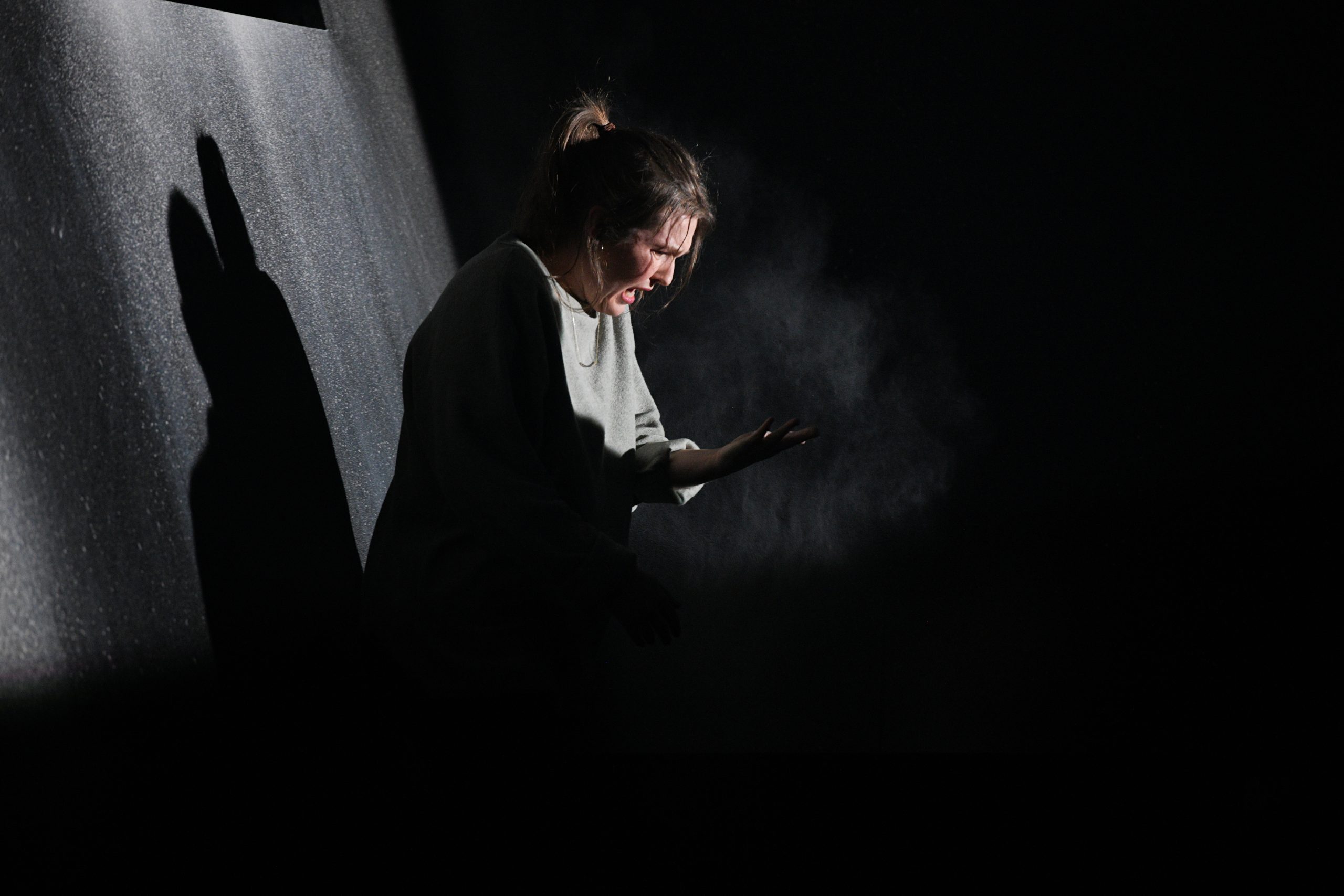 Janie Lapierre (Joanie) dans les lumières d’Étienne Boucher. Crédit photo : Valérie Remise